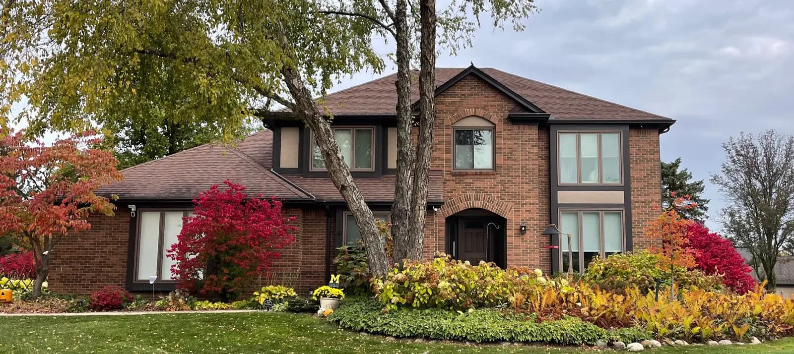 Exterior painting project at 39325 Plumbrook Drive, Farmington Hills — Flagstone - Benjamin Moore