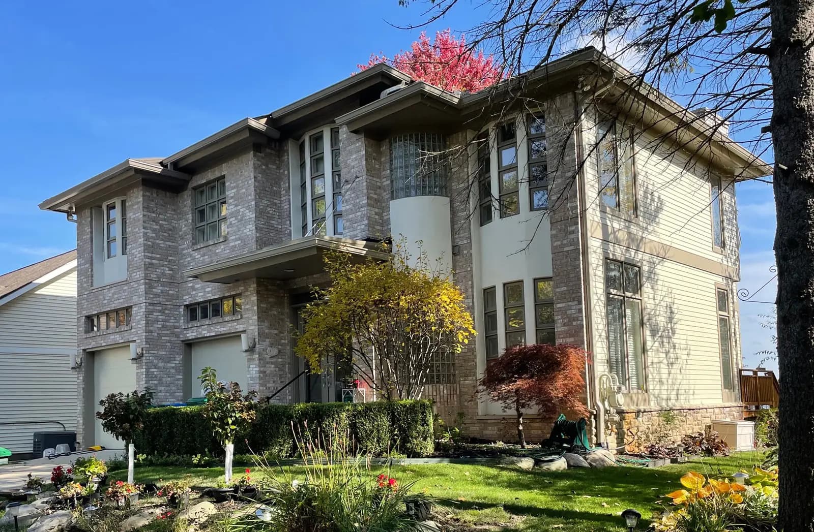 Exterior painting project at 3297 Ridgemont Street, Commerce Township — Swiss Coffee - Benjamin Moore