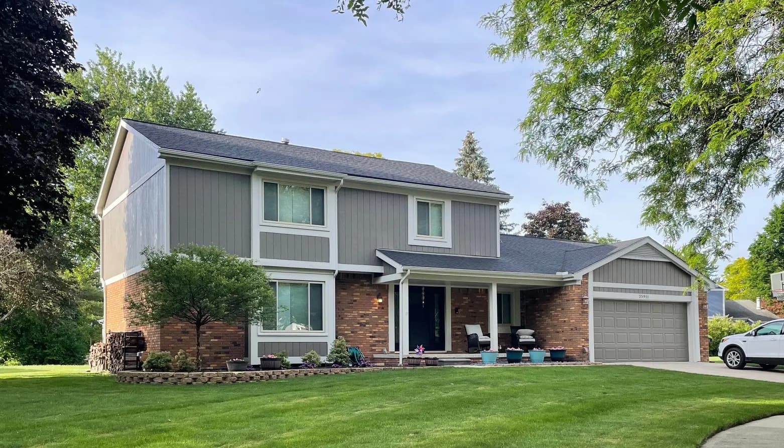 Exterior painting project at 25911 Buckminster Drive, Novi — Woodcliffe Lake - Benjamin Moore