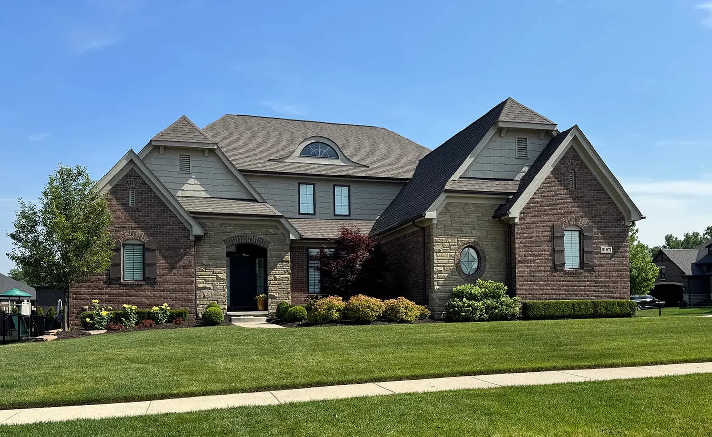 Exterior painting project at 21971 Anita Way North, Macomb — Indian River - Benjamin Moore
