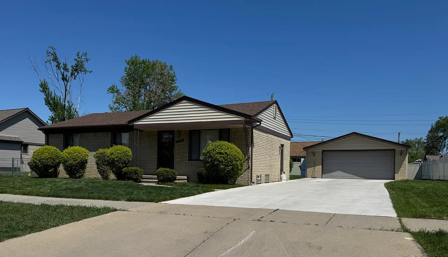 Exterior painting project at 33790 Gates Street, Clinton Township — Grant Beige - Benjamin Moore Vinyl Safe