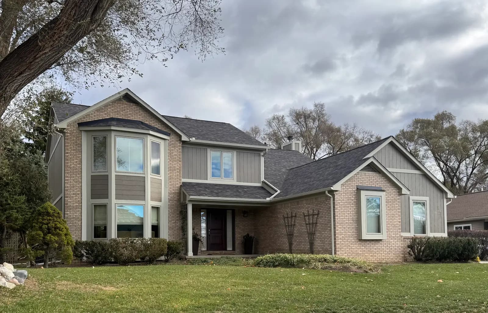 Exterior painting project at 655 Lakes Edge Drive, Oxford — Foothills - Benjamin Moore