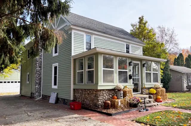 Exterior painting project at 24 South Holcomb Road, Clarkston — Louisburg Green - Benjamin Moore - Vinyl Safe